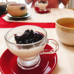 ヨーグルトのジュレ　葡萄の赤ワイン煮