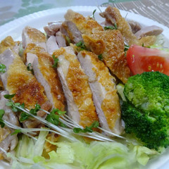 チキンソテー（シーザードレッシングのサラダ仕立て