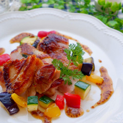 ハーブチキン　夏野菜の焼きサラダ添え