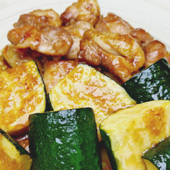 ズッキーニとチキンの生姜焼き