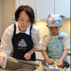 一人一人のお子様に合わせて、楽しく安全に調理します。