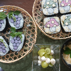 秋のレッスン。葡萄とキノコ。
かき玉汁を添えて。