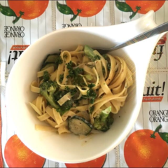 アンチョビとありあわせ野菜のクリームパスタ