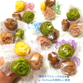 こちらはマドレーヌ3種類を花束ラッピングしています。