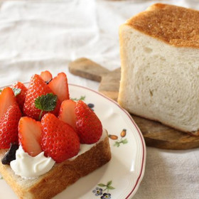 「角食」にいちごと生クリームをはさんで春らしく