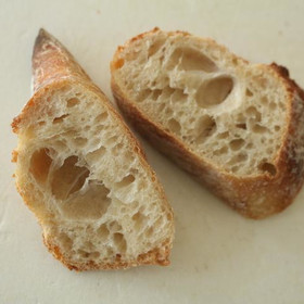 フランス産石臼引き小麦粉を使用