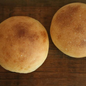 バンズの材料に、卵・牛乳・バター・砂糖を使用しています