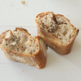きのこの旨みを凝縮させた自家製きのこバターをはさみます