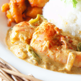 海老の美味しさをココナッツベースのカレーに閉じ込めます