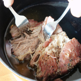 ホロホロとほぐれるオーブン焼きの豚肩肉「カルアポーク」