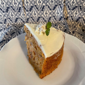 カットしたキャロットケーキ