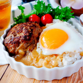 濃厚グレイビーソースのロコモコ丼