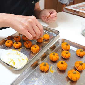 カボチャ餡を作り、ミニカボチャを作りますよ♪