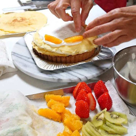 ４種類のフルーツを生クリームとクレープで重ねます♪