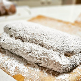 焼き上がりにバターを染み込ませ、粉糖をまぶします♪