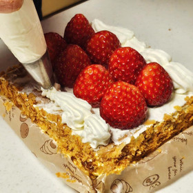 苺を飾って、生クリームを絞ってデコレーション♪