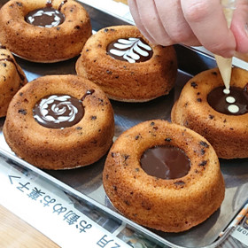 焼きあがった生地にガナッシュを流し模様を描きます♪