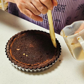 コーヒーシロップをスポンジにたっぷりと染み込ませます♪