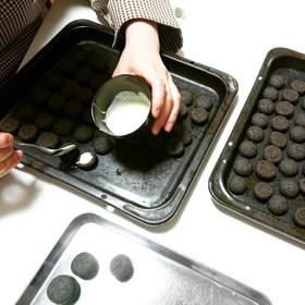 焼きあがったら、チョコレートをサンドします♪
