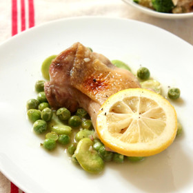 メイン料理は、鶏のソテー。春野お豆のソースがポイント！