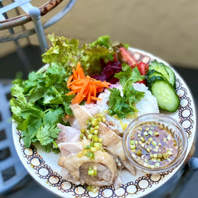 タレ、付け合わせの野菜惣菜も美味しい！