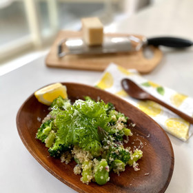 キヌアと春野菜、チェダーのサラダ