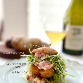 梅ゆかりチャバタのフィッシュフライサンド