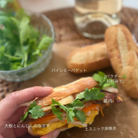 エビと豚肉、卵焼きのバインミー