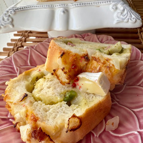 もっちふわ生地の食パンに、新玉ねぎや春野菜が具沢山❣️