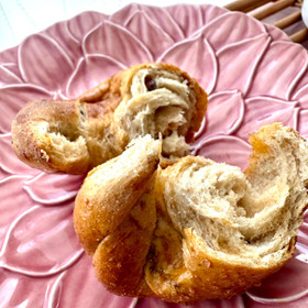 噛むほどに美味しい全粒粉ベースのむっちり生地