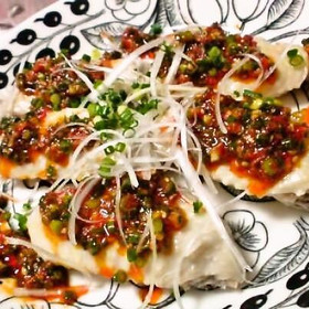 茹で鶏に手作りラー油をかけて。ほろりと柔らかい鶏が絶品