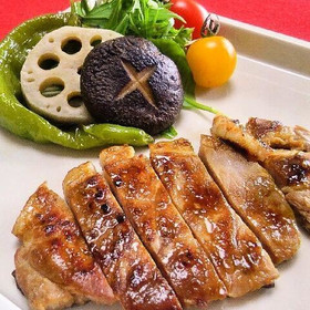 味噌の香ばしさと柔らかく焼き上げた豚肉が好評です。
