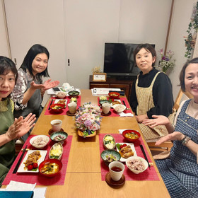 ランチタイムは皆さんと楽しくお食事
