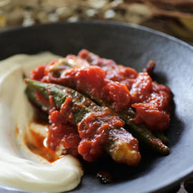 オクラのトマト煮　ヨーグルトソース添
