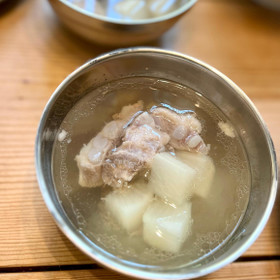 「排骨湯」（パイグータン）