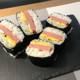 チキンが焼けるのを待つ間は、スパムお結びで一息。