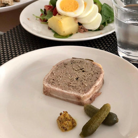 肉パテには手作りマスタードとコルニションを添えて。
