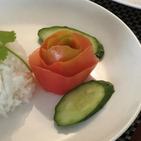 付け合わせのトマトをバラの形に。