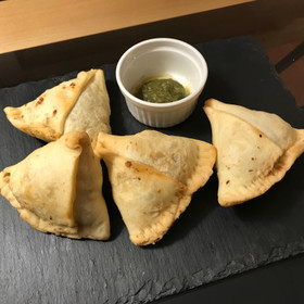 サモサは皮から手作りします。