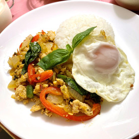 野菜もたっぷり入れて目にも美味しく仕上げます。