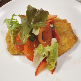 ごく少量の油とバターでカリッと揚げ焼きします。