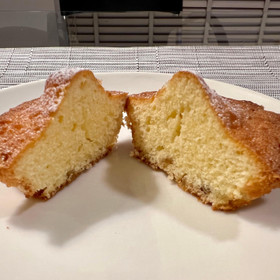 プレーンの生地にレモンピールを入れました。