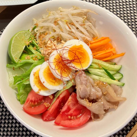 具材はお好みの野菜と味付けをした豚肉。
この豚肉が絶品