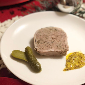肉パテには手作りのマスタードを添えて
