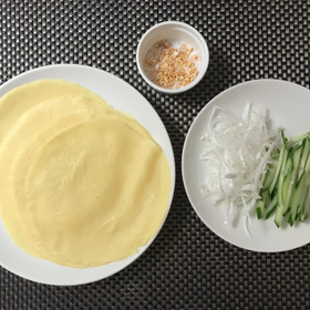 甘くないクレープなので料理にもデザートにも使えます。