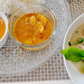 【1】3種のカレー～バターチキンカレー＆プラウンマサラ