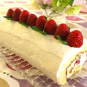 フルーツたっぷり優しいお味のロールケーキ