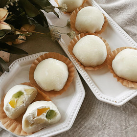 フルーツとクリームをふわもち大福でたっぷり包みます💛