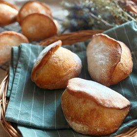 特徴のある形はカリッ＆もちっ２種類の食感が楽しめます♪