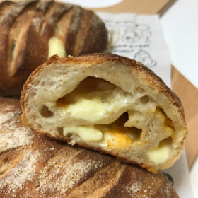 中には4種類のチーズがたっぷり♪